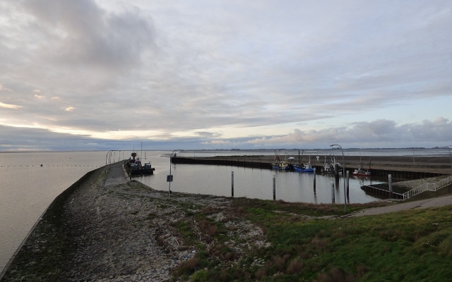 Das Bild zeigt das Eider-Sperrwerk - Blick auf den Vorhafen