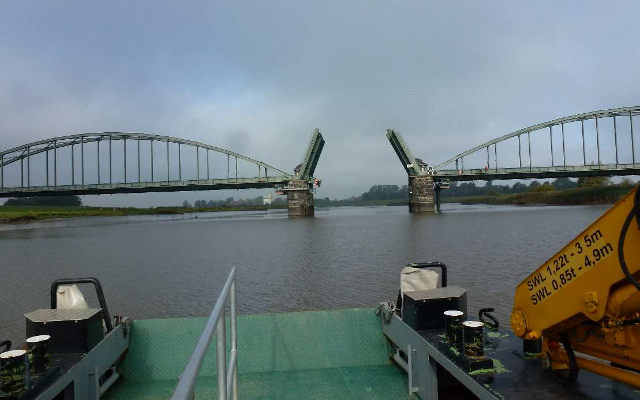 Das Bild zeigt eine Straßenbrücke bei Friedrichstadt