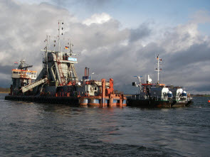 Foto: Eimerkettenbagger und Lastschiff
