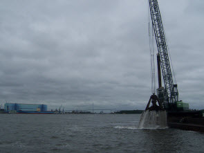 Foto: Nassbaggerung am Strelasund