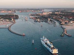 Foto: Seekanal Rostock mit Panorama Warnemünde
