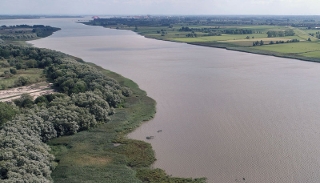 Das Bild zeigt den Blick südwärts über die Schwarztonnensander Nebenelbe bei Flut