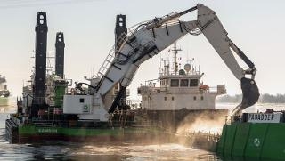 Das Bild zeigt den Tieflöffelbagger Samson beim Beladen der Spaltklappschute Padagger mit Baggergut