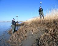 Das Bild zeigt ein Vermessungstrupp bei der Abbruchkantenmessung Das Bild zeigt ein Vermessungstrupp bei der Abbruchkantenmessung
