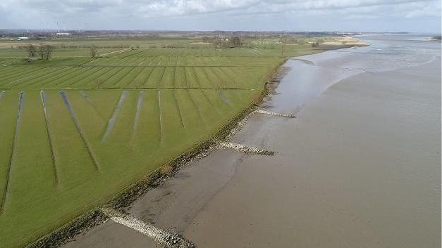 Das Bild zeigt das Vorschaubild der "Fahrrinnenanpassung der Unter- und Außenelbe für 14,5 Meter tiefgehende Containerschiffe - Kompensations- und Kohärenzmaßnahmen Schwarztonnensander Nebenelbe, Assler Sand, Barnkruger Loch - Bestand 2020"