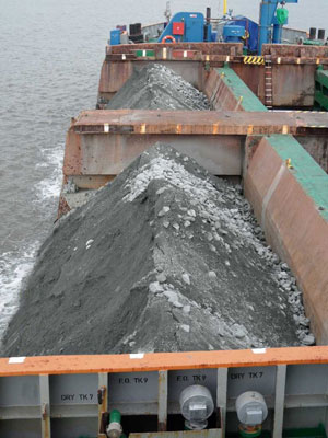 Das Bild zeigt eine Aufnahme auf ein Schiff. Es transportiert Material für die Randeinfassung, unmittelbar vor dem Einbau. 