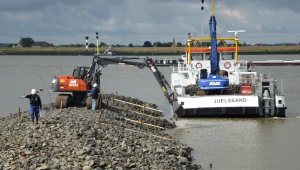 Das Bild zeigt eine Buhnensanierung an der Elbe durch den Außenbezirk Wedel.