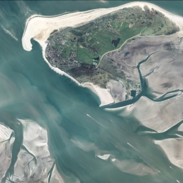 Foto: Luftbild der Außenems und der Insel Borkum