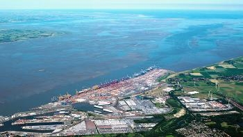 Das Bild zeigt das Containerterminal Bremerhaven mit Außenweser