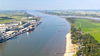 Das Bild zeigt die Unterweser bei Hafen Brake 